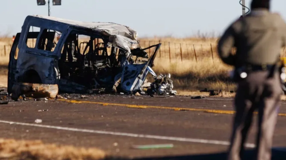 Mỹ: Thiếu niên 13 tuổi cầm lái, đâm trực diện xe tải, 9 người thiệt mạng ảnh 1