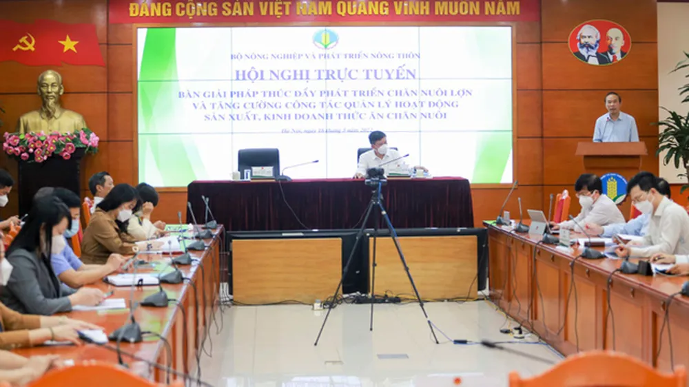 Ngành chăn nuôi bàn giải pháp giảm giá đầu vào của thức ăn chăn nuôi. Ảnh: VGP