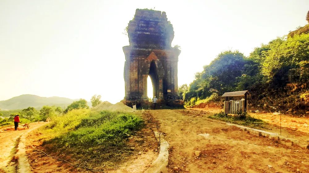 Dù lãnh đạo UBND tỉnh chỉ đạo tạm dừng thi công phần lõi (cụm 4 tháp Bánh Ít),  song nhà thầu vẫn “phớt lờ” tiếp tục thi công, đào bới khu vực này. Ảnh: NGỌC OAI