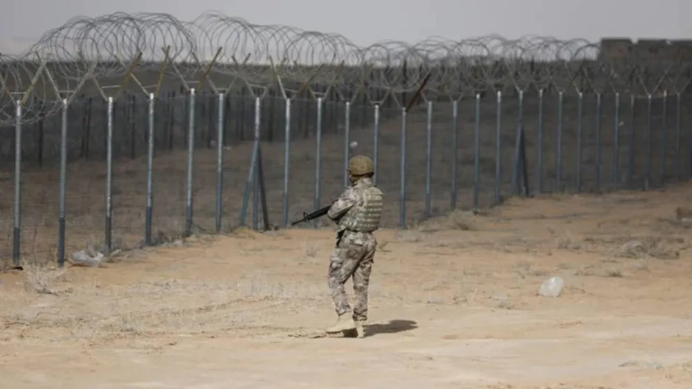 Một binh sĩ Iraq tuần tra biên giới với Syria. Ảnh: Reuters