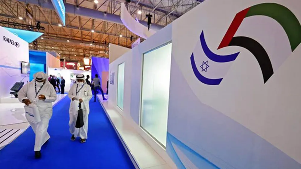 Khách tham quan đi ngang qua một gian trưng bày của Israel tại triển lãm hàng không Dubai, hồi đầu tuần. Nguồn: haaretz.com