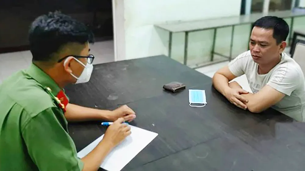 Công an TPHCM làm việc với một người có hành vi đưa tin sai sự thật.  Ảnh: CHÍ THẠCH