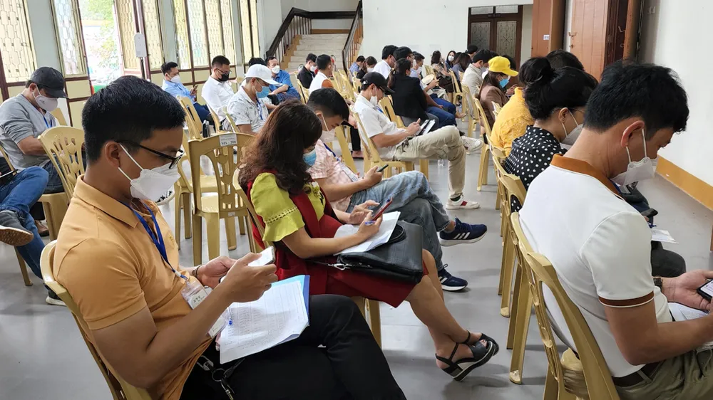 Người đấu giá ngồi tràn ra hành lang Trung tâm văn hóa huyện Lệ Thủy (tỉnh Quảng Bình)  khi tham gia đấu 32 lô đất hẻo lánh tại xã Ngư Thủy Bắc. Ảnh: MINH PHONG