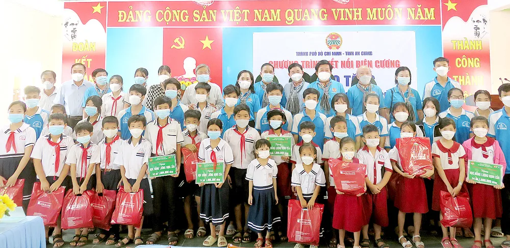 Hội Nông dân TPHCM trao 50 suất học bổng cho học sinh  ở thị trấn Ba Chúc