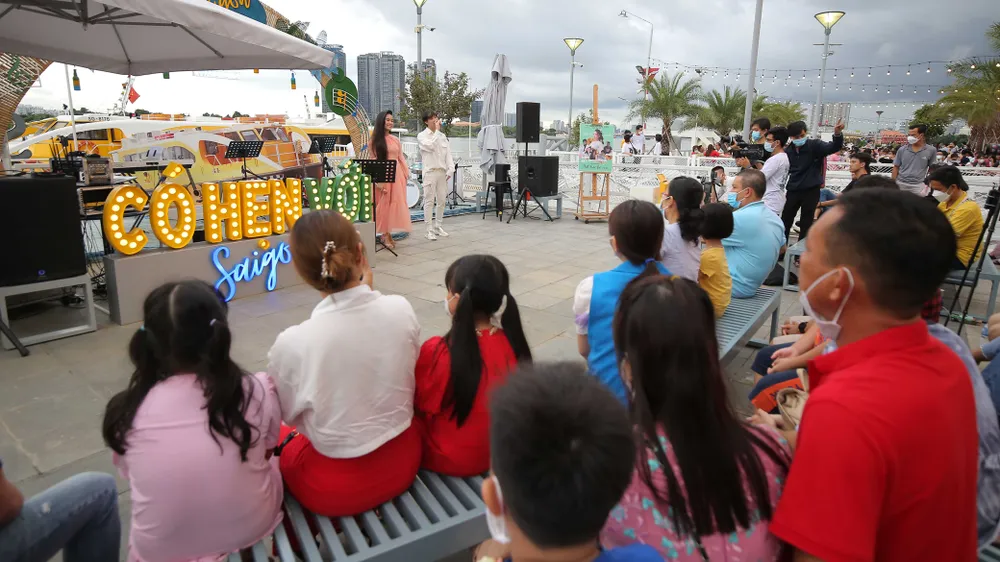  Chương trình “Có hẹn với Sài Gòn” tổ chức tại Bến Bạch Đằng.  Ảnh: DŨNG PHƯƠNG 