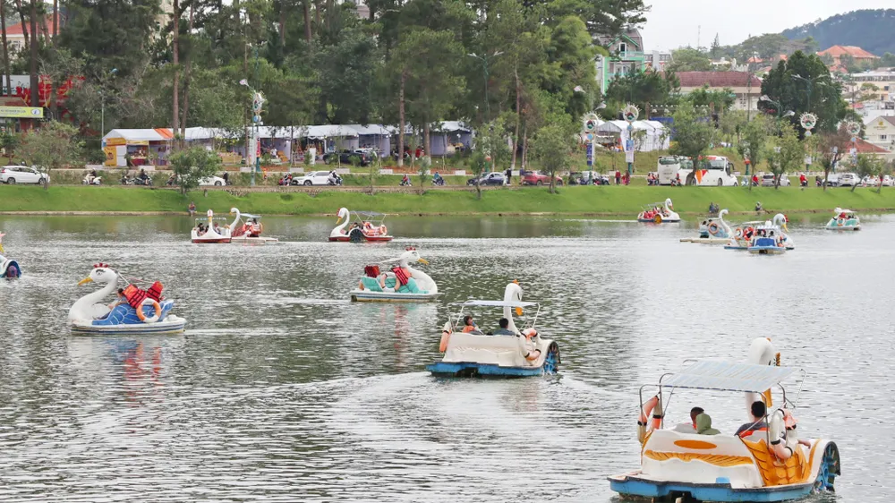Du khách ngắm cảnh trên hồ Xuân Hương, TP Đà Lạt  trong ngày 1-5. Ảnh: ĐOÀN KIÊN