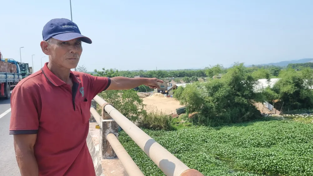 Bên phải cầu Sông Lũy bị san lấp,  lấn chiếm hơn 15 năm qua. Ảnh: MINH PHONG