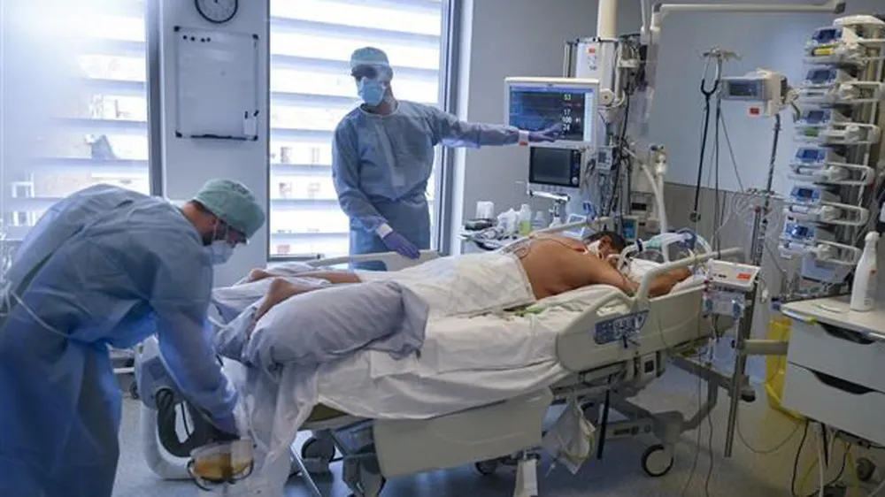 Điều trị cho bệnh nhân nhiễm COVID-19 tại bệnh viện ở Brussels, Bỉ