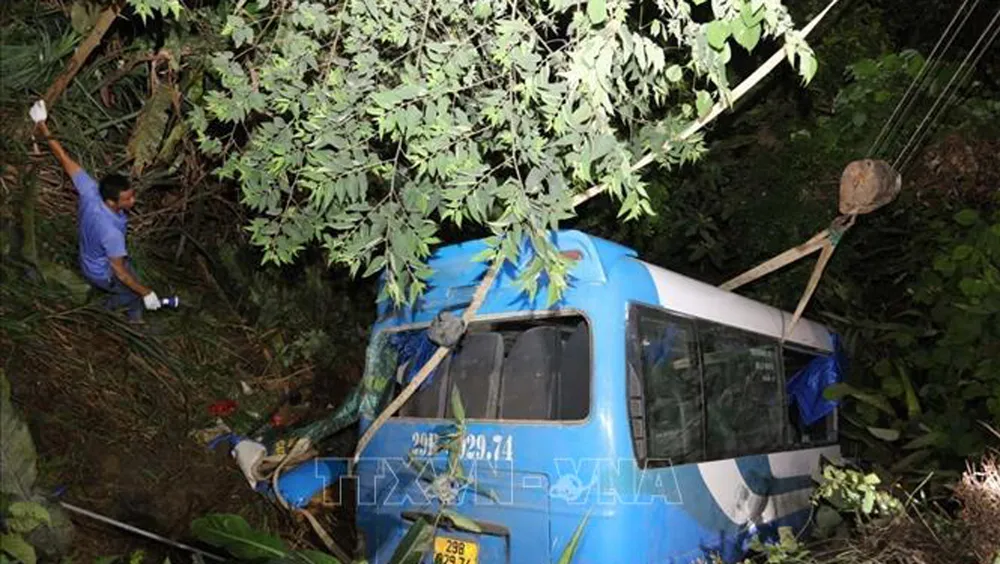 Vĩnh Phúc: Ô tô khách đâm vào taluy đường lên Tam Đảo, hai người bị thương ảnh 1