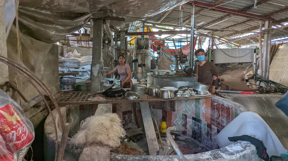Một cơ sở sản xuất miến ở Dương Liễu (huyện Hoài Đức, Hà Nội)  với trang thiết bị nhìn qua không đảm bảo vệ sinh môi trường