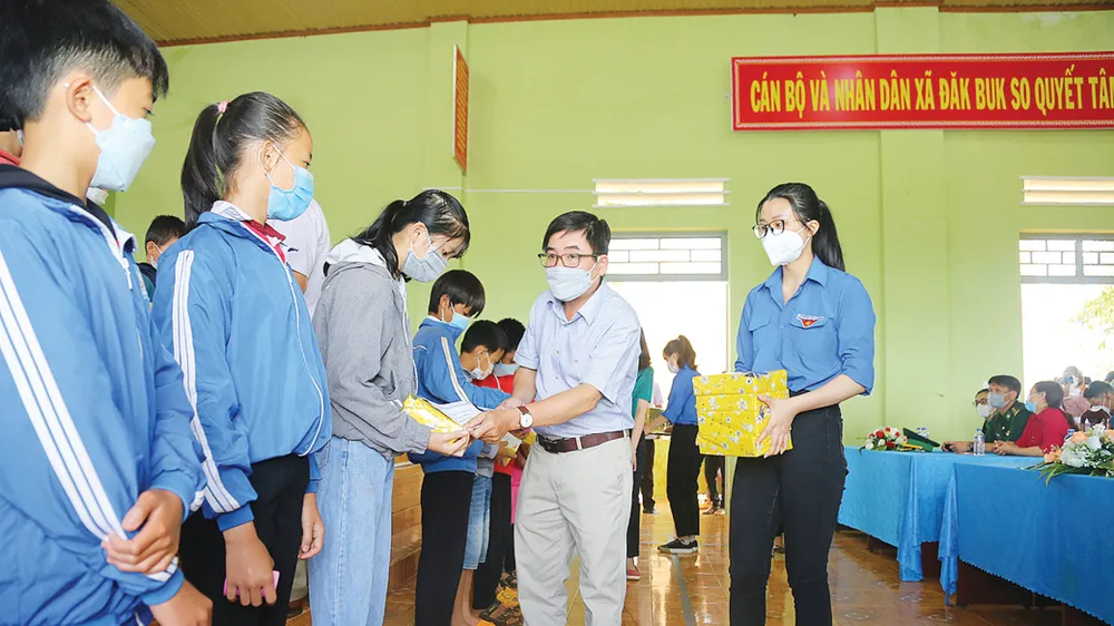 Mang hơi ấm đến vùng biên ảnh 2