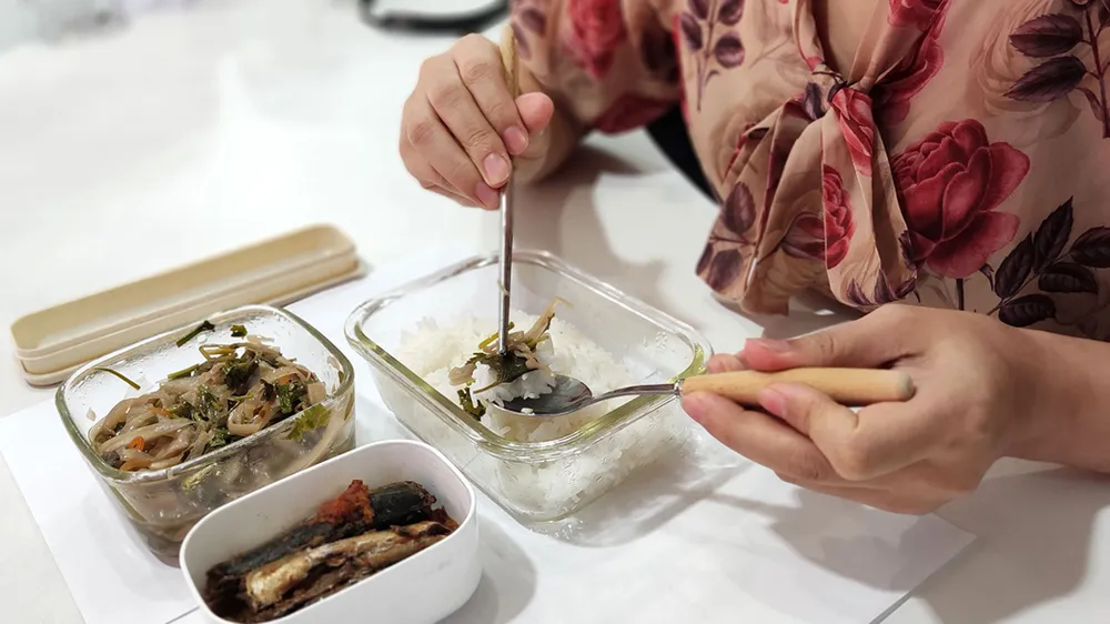 Khi giá cả tăng, nhiều người tranh thủ mang cơm đi làm  để giảm chi phí