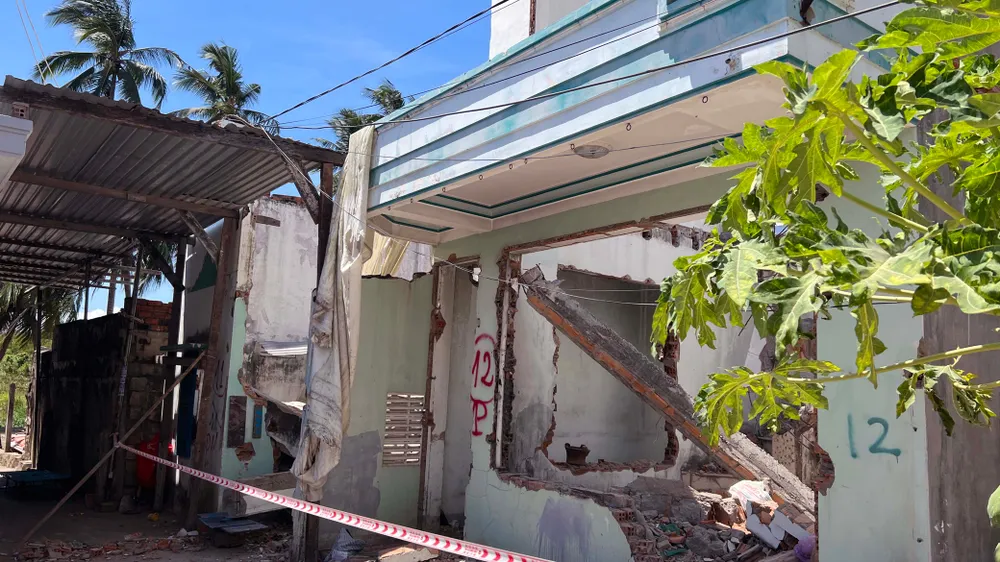 Sập tường khi tháo dỡ nhà giải tỏa, 2 người thương vong ảnh 1