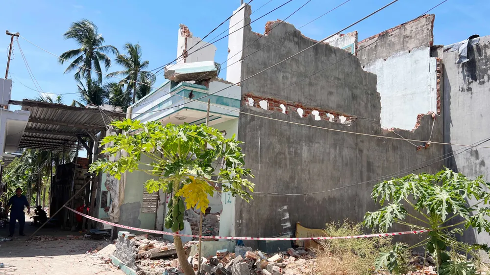 Sập tường khi tháo dỡ nhà giải tỏa, 2 người thương vong ảnh 2