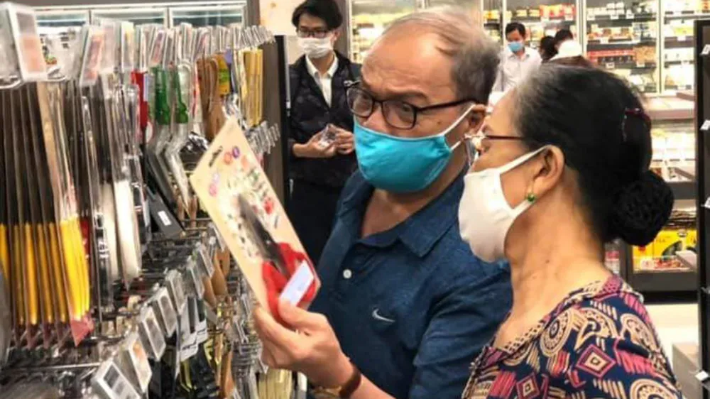 Người tiêu dùng mua sắm tại một siêu thị Finelife khu vực TPHCM