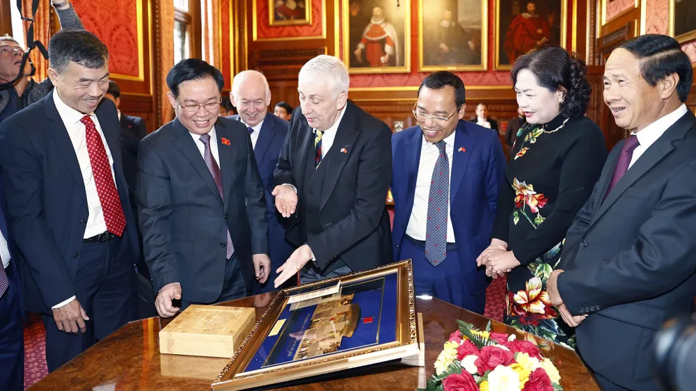 Chủ tịch Quốc hội Vương Đình Huệ  và Chủ tịch Hạ viện Anh Lindsay Hoyle trao tặng phẩm. Ảnh: TTXVN