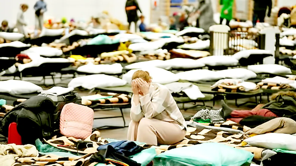 Phòng tập thể dục của một trường học ở Przemysl, Ba Lan,  trở thành nơi ở tạm dành cho những người dân Ukraine di tản. Ảnh: AP