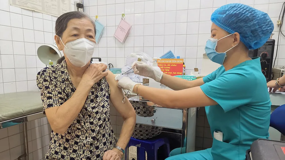 Tiêm vaccine mũi nhắc lại để bảo vệ bản thân  trước biến thể mới BA.4 và BA.5