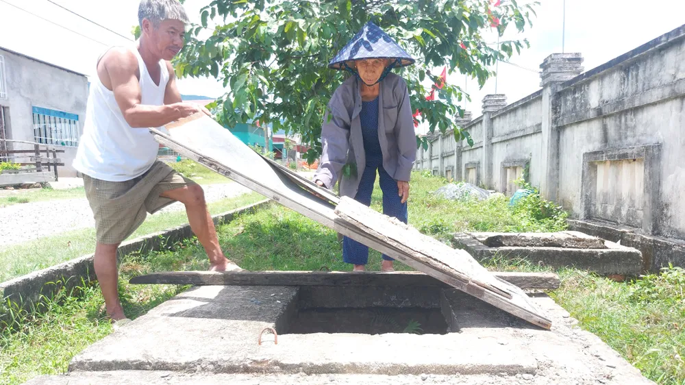 Người dân ở khu tái định cư thôn 1, 2 Tân Phúc Thành  dùng tôn che tạm các hố ga sâu