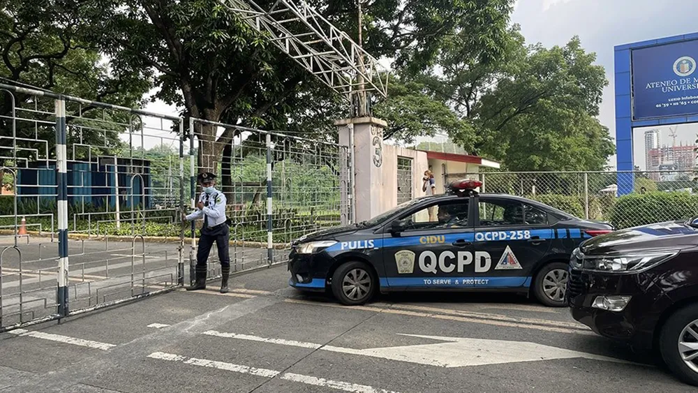 Cảnh sát thành phố Quezon phong tỏa khuôn viên Đại học Ateneo de Manila sau khi diễn ra vụ nổ súng. Nguồn: ABS-CBN News