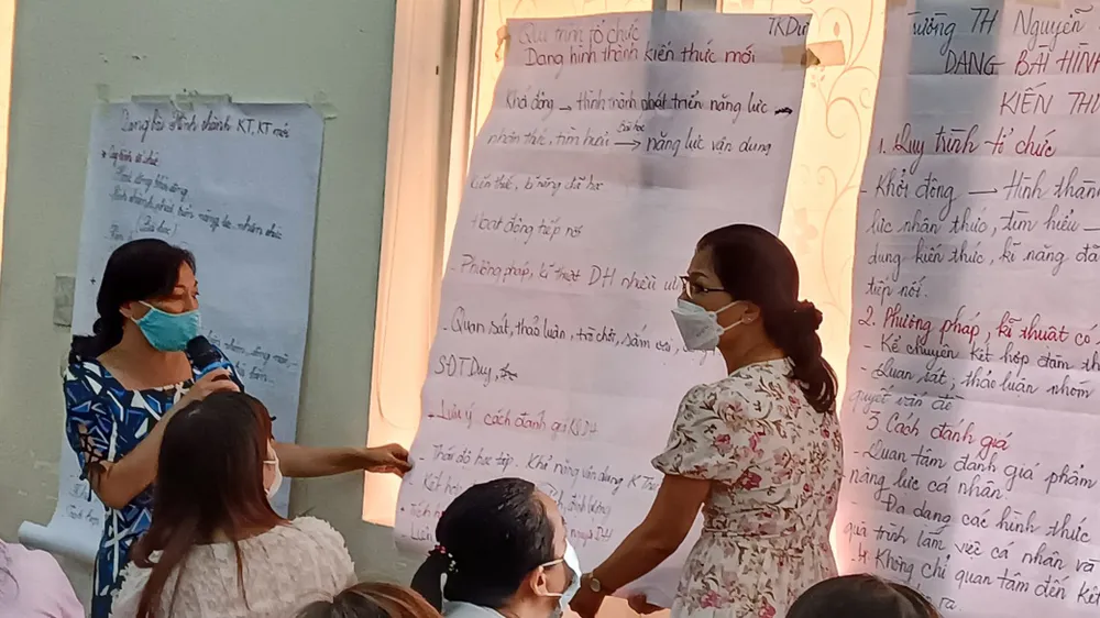 Giáo viên tham gia bồi dưỡng sách giáo khoa mới  tại Trường Tiểu học Đinh Tiên Hoàng (quận 1) vào sáng 26-7