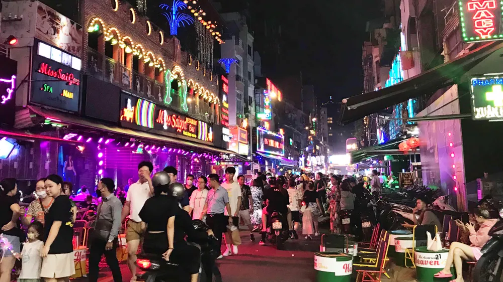  Tại Phố đi bộ Bùi Viện, bàn ghế ăn nhậu, hút shisha, bóng cười lấn chiếm đường đi
