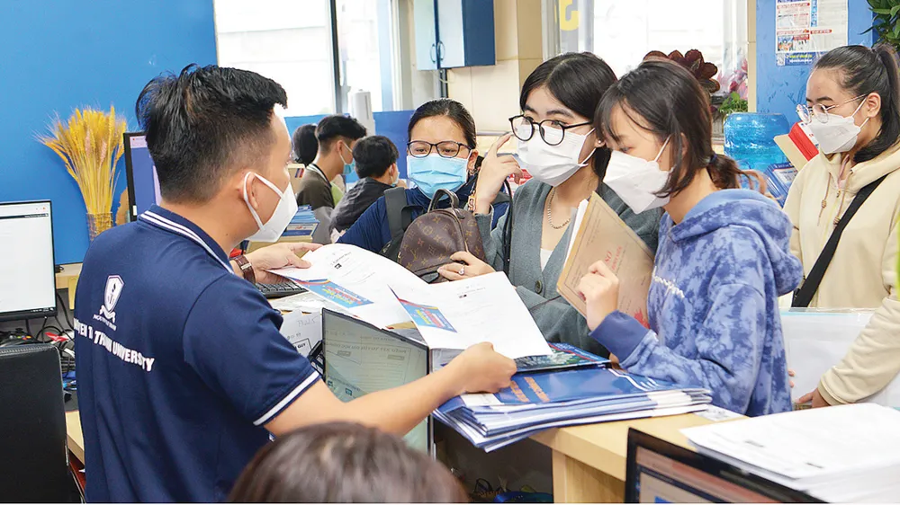 Thí sinh nộp hồ sơ xét tuyển tại Trường Đại học Nguyễn Tất Thành. Ảnh:  CAO THĂNG