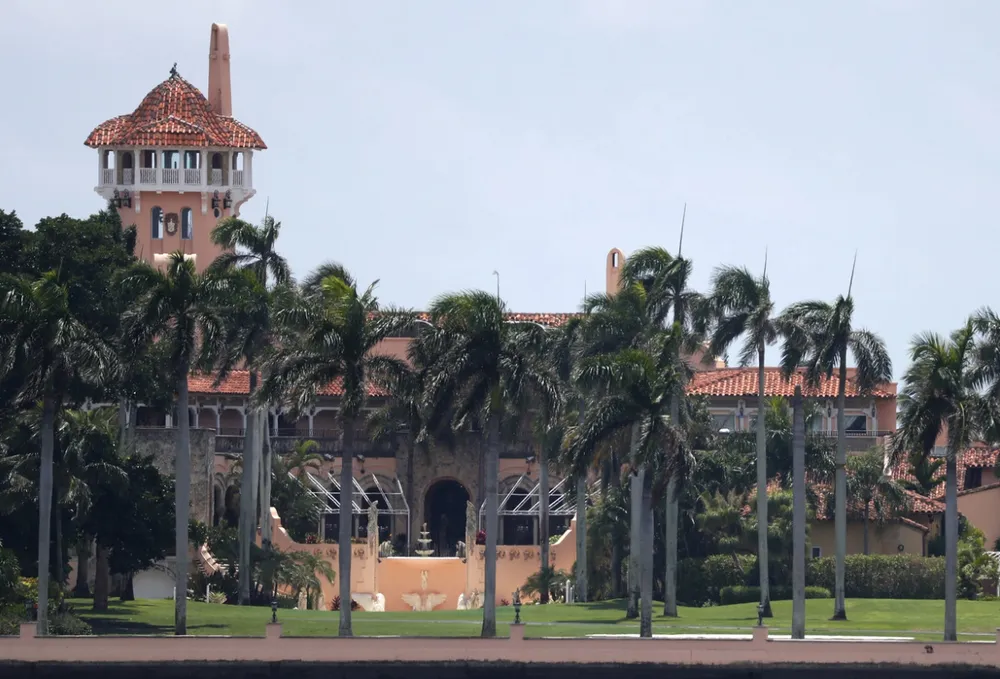 FBI khám xét khu nghỉ dưỡng Mar-a-Lago của cựu Tổng thống Mỹ Donald Trump ảnh 1