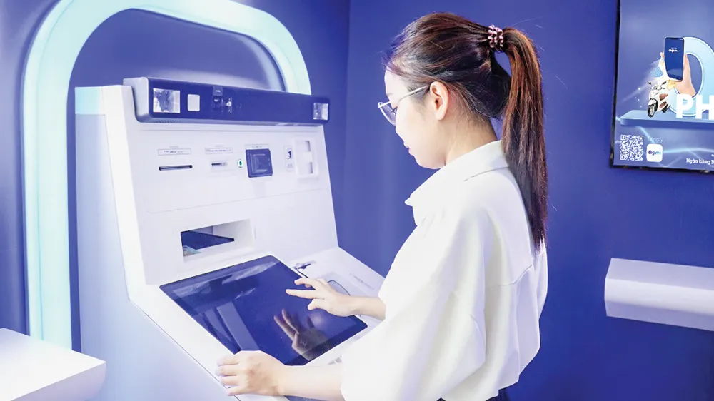 Khách hàng trải nghiệm các dịch vụ số của ngân hàng. Ảnh: Minh Huy