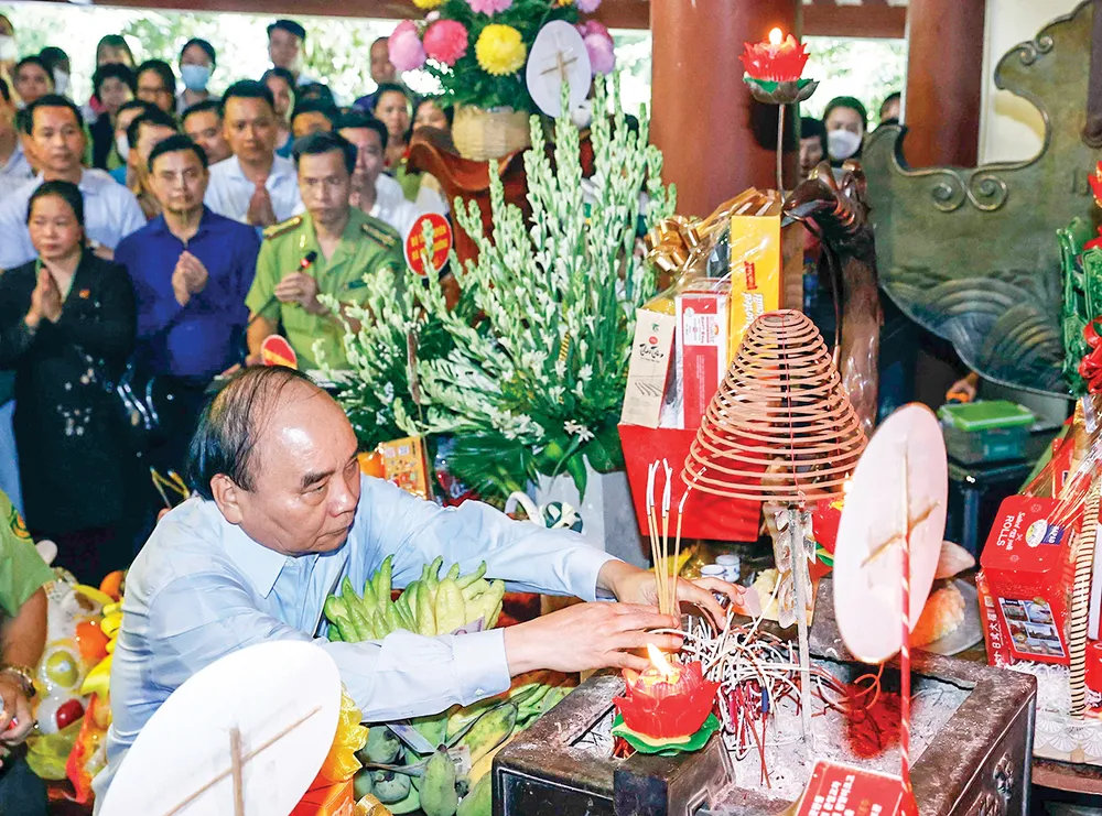  Chủ tịch nước Nguyễn Xuân Phúc dâng hương tưởng niệm Chủ tịch Hồ Chí Minh ảnh 1