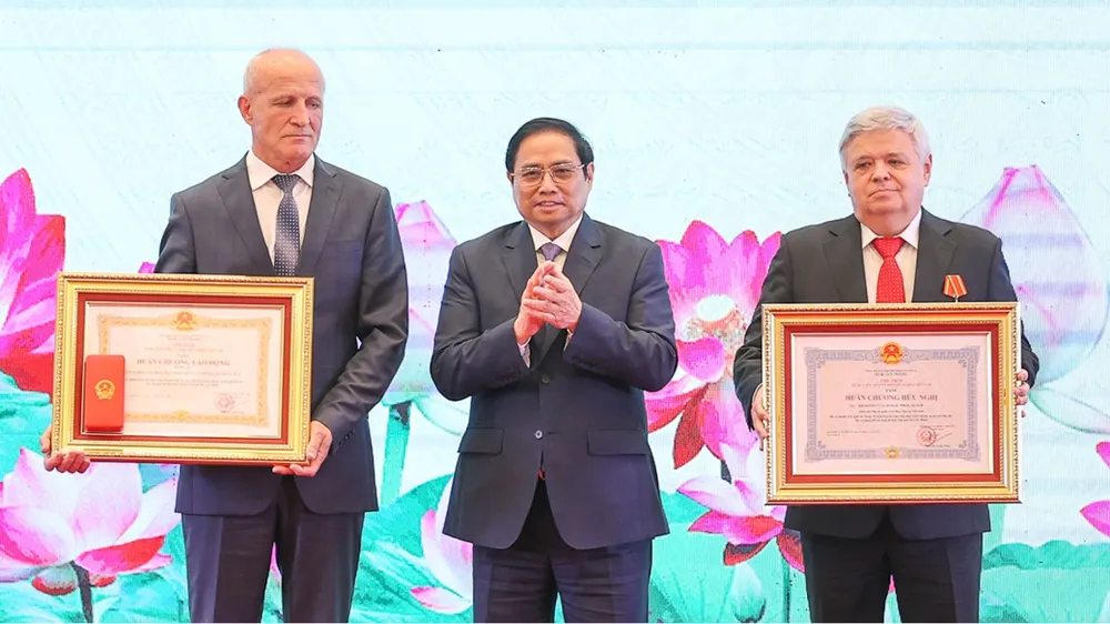 Thủ tướng Phạm Minh Chính trao  Huân chương Lao động hạng ba  tặng Viện VILAR và Huân chương Hữu nghị tặng Trưởng đại diện Thương mại  Liên bang Nga tại Việt Nam, sáng 14-8. Ảnh: VIẾT CHUNG