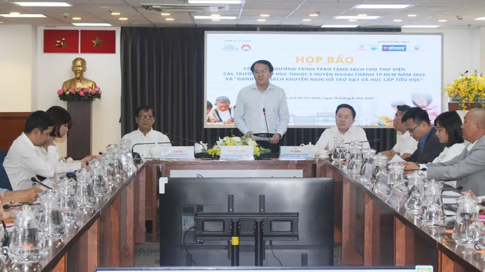 Lãnh đạo Sở Thông tin truyền thông phát biểu tại buổi họp báo