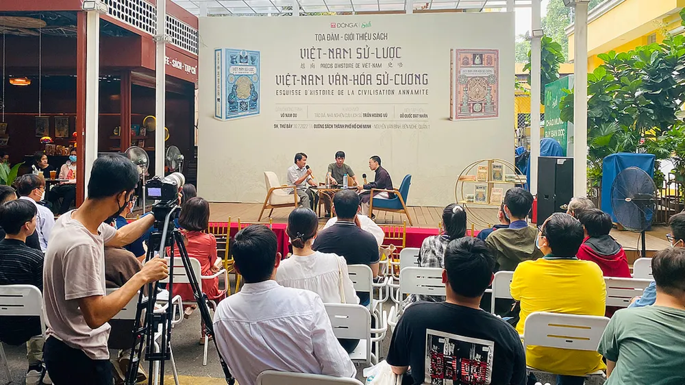 Nhiều bạn đọc, nhất là bạn đọc trẻ ngày nay vẫn dành sự quan tâm nhất định  đối với những cuốn sách sử thuộc hàng kinh điển của Việt Nam. Ảnh: LƯƠNG VY