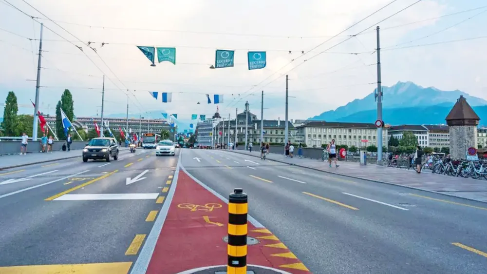 Dòng xe từ Thụy Sĩ sang Pháp hơn hẳn chiều ngược lại