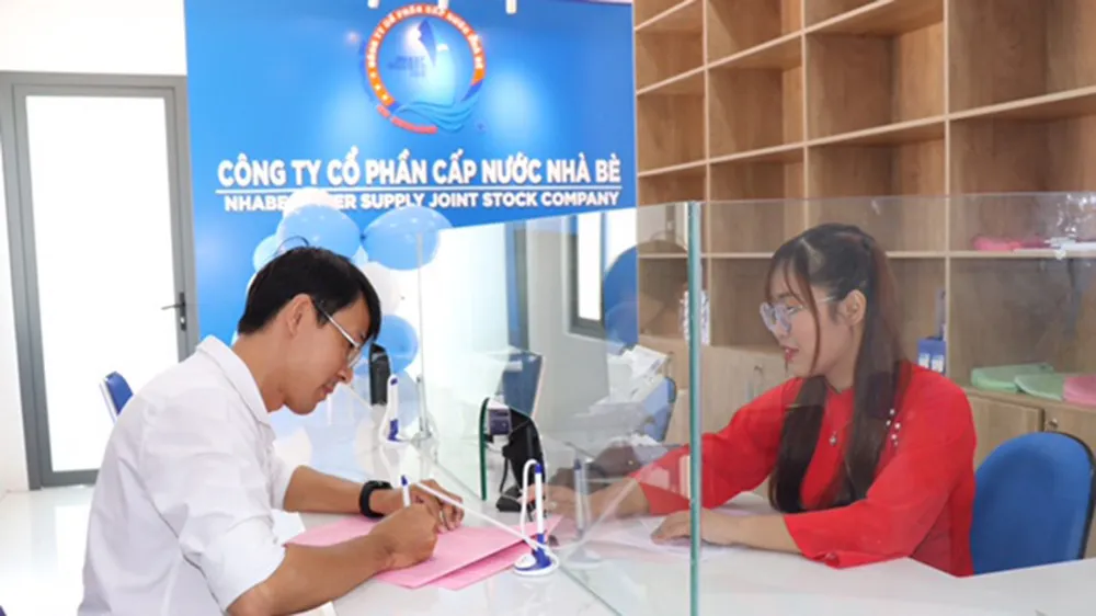 Người dân giao dịch tại điểm giao dịch cấp nước khu vực Nhà Bè