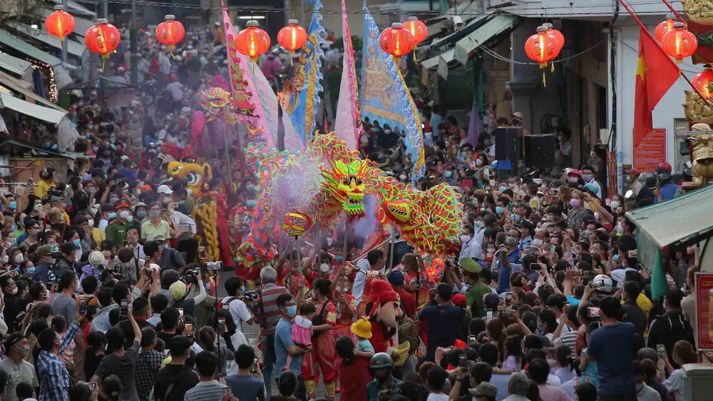 Lễ hội Nguyên tiêu đầy màu sắc ở quận 5 thu hút sự quan tâm,  theo dõi của đông đảo người dân, du khách. Ảnh: DŨNG PHƯƠNG