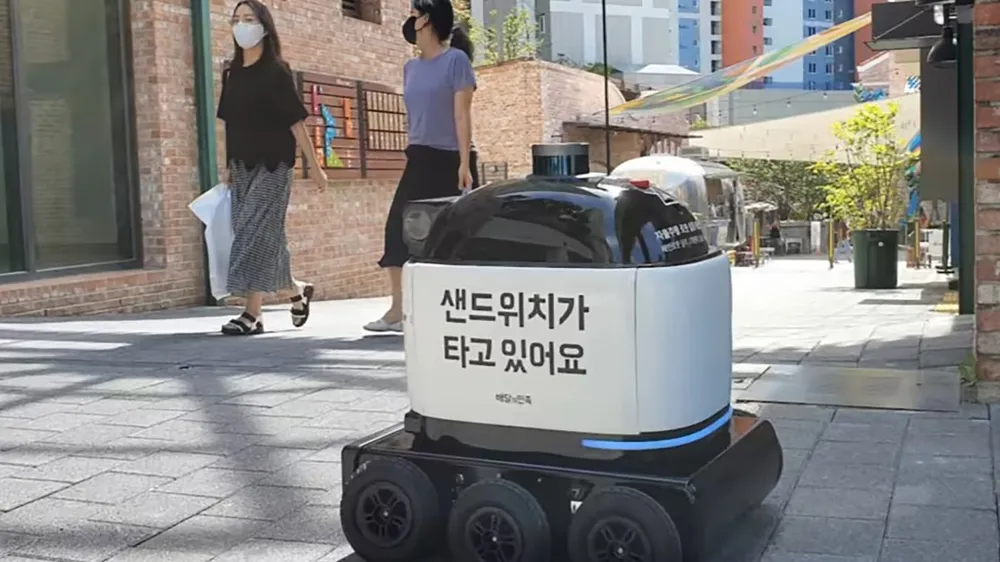 Robot giao hàng Dilly Drive của Woowa Brothers, nhà điều hành ứng dụng giao đồ ăn lớn nhất của Hàn Quốc. Ảnh:  NIKKEI ASIA