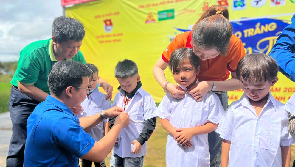 “Áo trắng đến trường” về vùng cao ảnh 1
