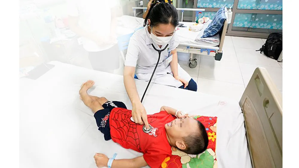 Bác sĩ  BV Nhi Trung ương thăm khám cho một bệnh nhi bị ngộ độc vitamin