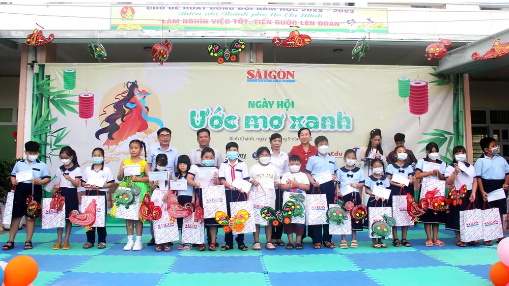 Trao quà,  học bổng cho học sinh khó khăn của Trường Tiểu học Qui Đức