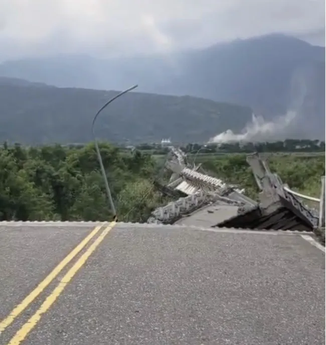 Động đất mạnh tại Đài Loan, tàu trật đường ray, nhà cửa đổ nát ảnh 4