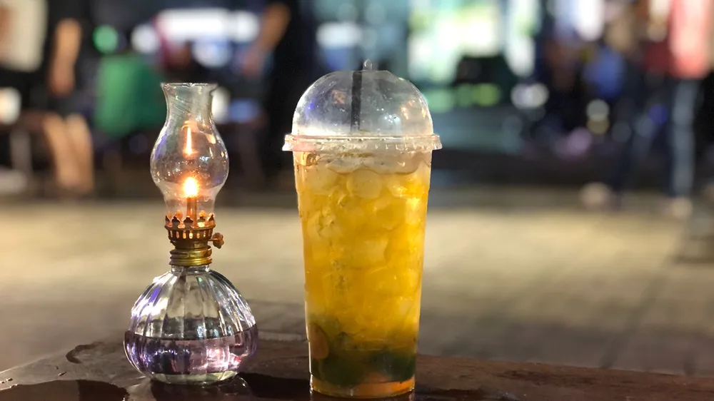  Quán cà phê kèm cây đèn dầu nhỏ  mang chút hoài niệm trong không gian Nhà Văn hóa Thanh niên TPHCM