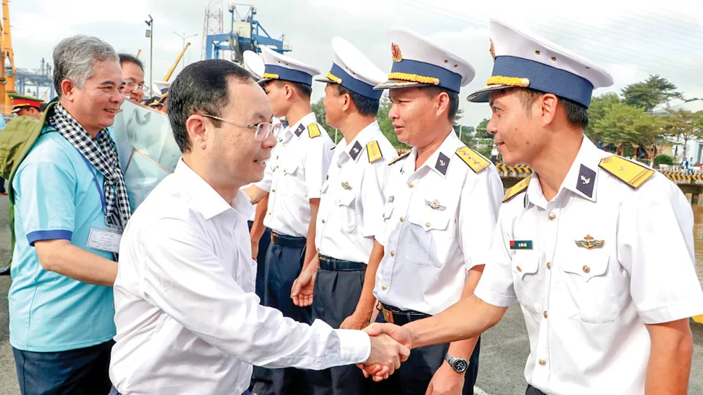 Đoàn đại biểu TPHCM thăm cán bộ, chiến sĩ và nhân dân trên các đảo Tây Nam ảnh 1