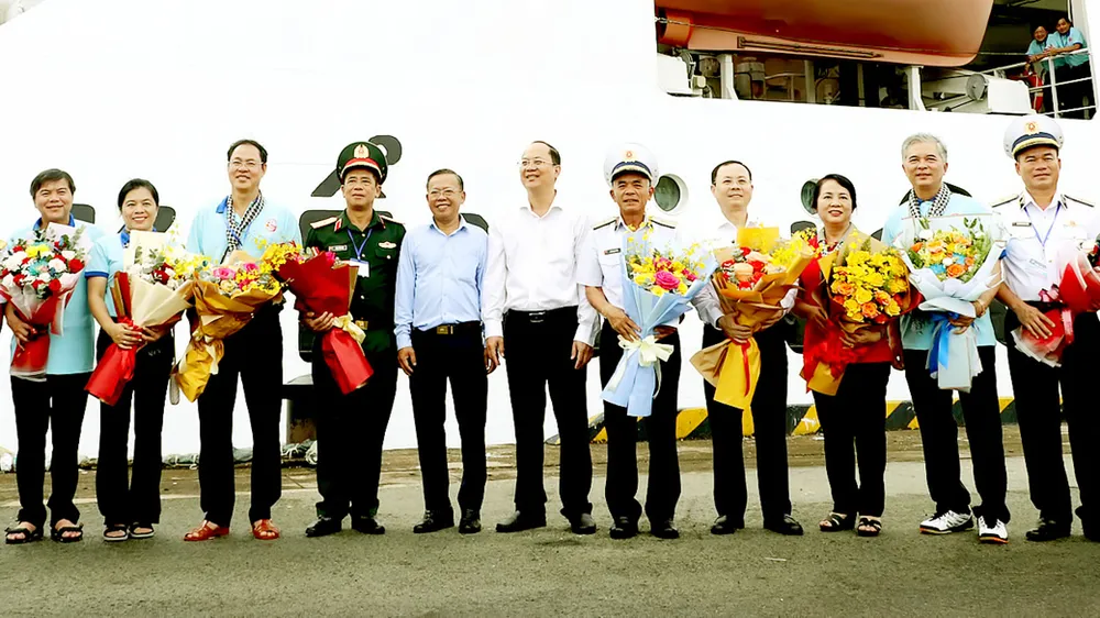 Phó Bí thư Thành ủy TPHCM Nguyễn Hồ Hải và  Bí thư Thành ủy TP Thủ Đức Nguyễn Hữu Hiệp tặng hoa các đại biểu tham gia chuyến công tác. Ảnh: NGÔ BÌNH