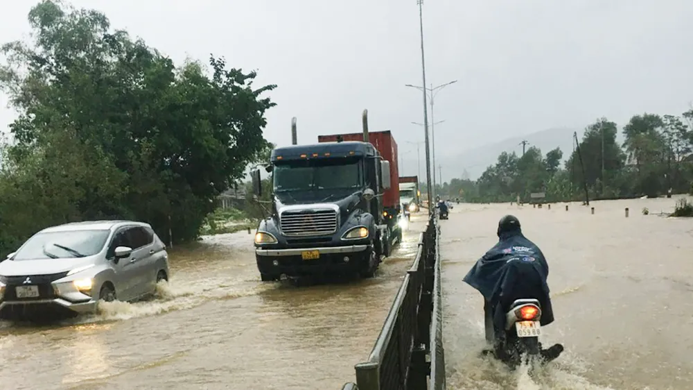 Nhiều tỉnh miền Trung: Mưa lũ bao vây ảnh 1