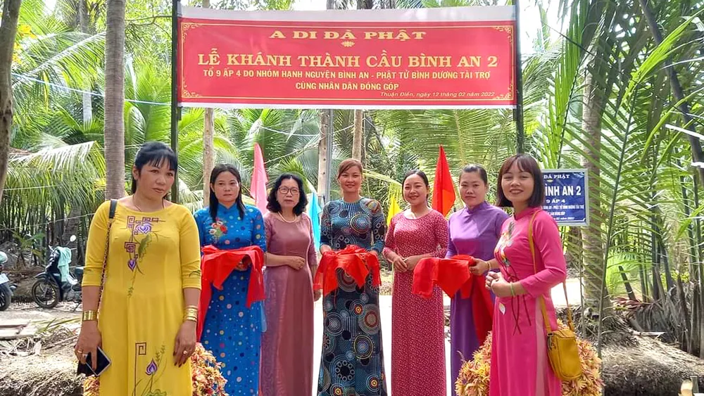 Cô Nguyễn Thị Nở (thứ ba từ trái qua) trong buổi bàn giao cây cầu bê tông  cho người dân ở xã Thuận Điền, huyện Giồng Trôm, tỉnh Bến Tre