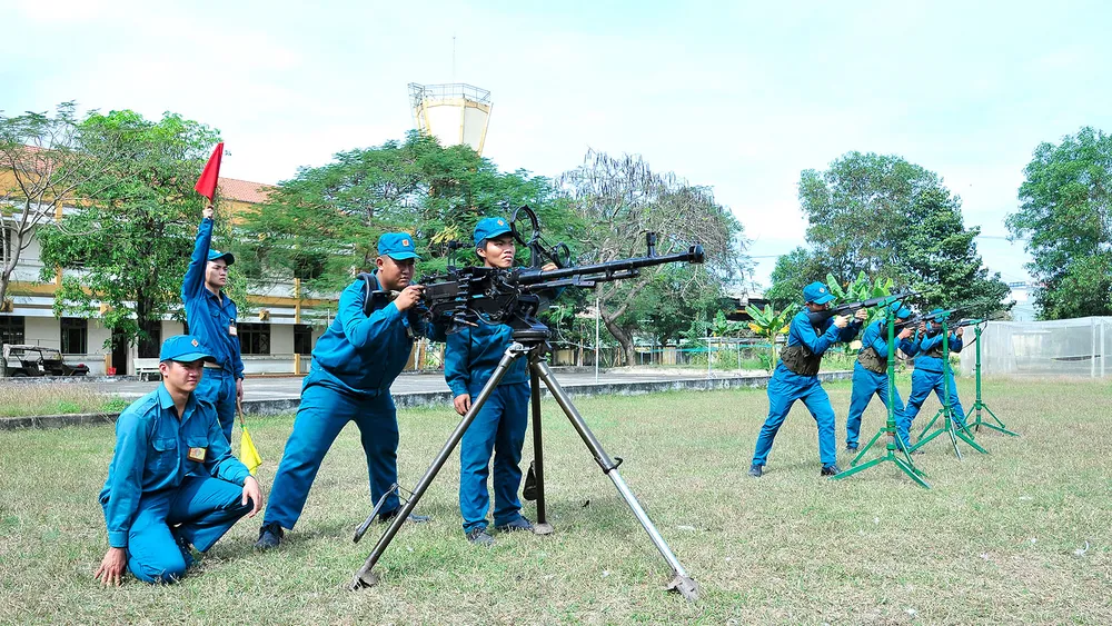 Lực lượng dân quân huấn luyện sử dụng súng máy phòng không 12,7mm