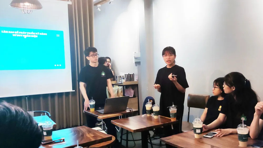 ác sinh viên tham gia thảo luận về kỹ năng tư duy phản biện