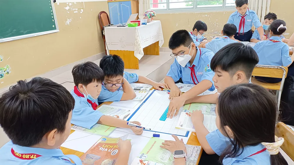 Học sinh Trường THCS Bàn Cờ (quận 3, TPHCM) trong tiết học môn Lịch sử - Địa lý. Ảnh: THU TÂM