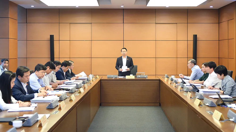 Các vị đại biểu Quốc hội tiến hành thảo luận tại tổ  về cải cách tiền lương